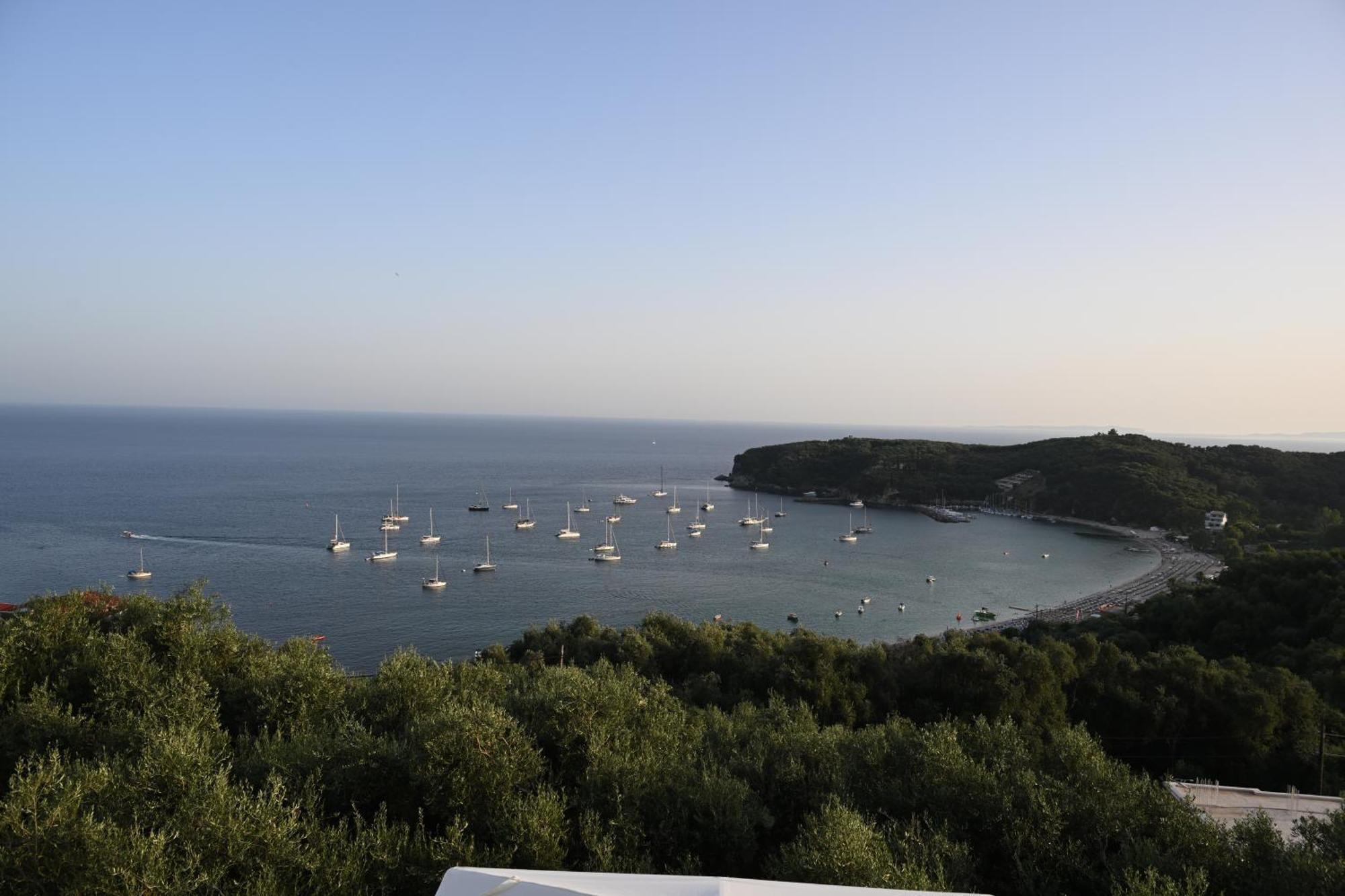 Livinghome Suites Parga Luaran gambar